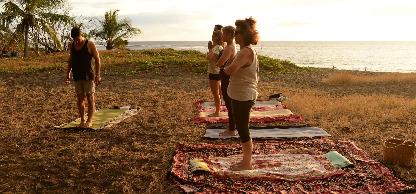 Cours de yoga en plein air au bord de l'océan sur la côte ouest de La Réunion