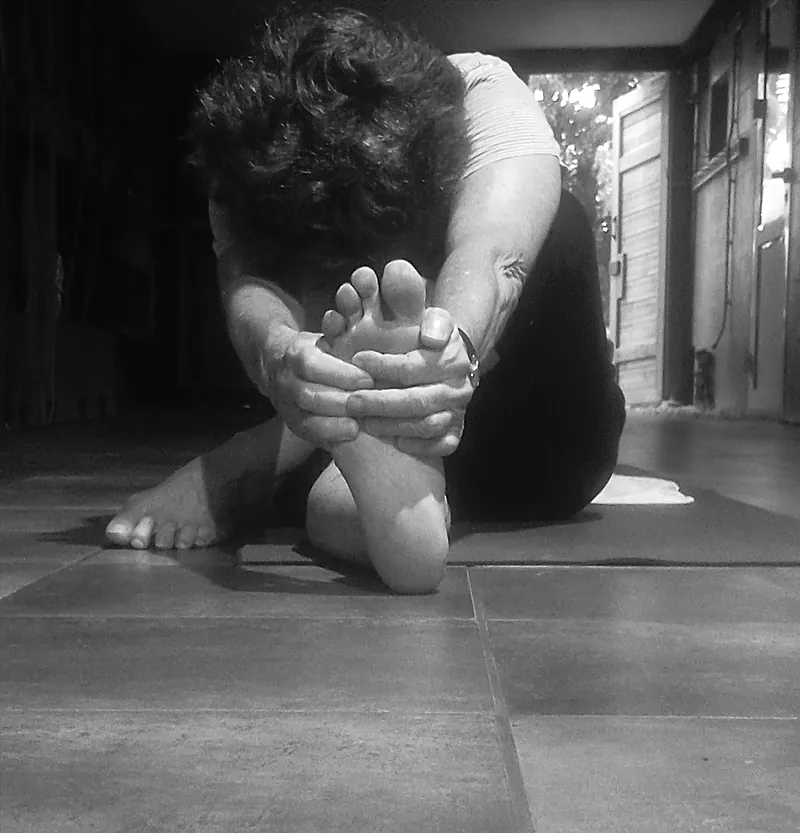 Mains qui tiennent les pieds, en noir et blanc