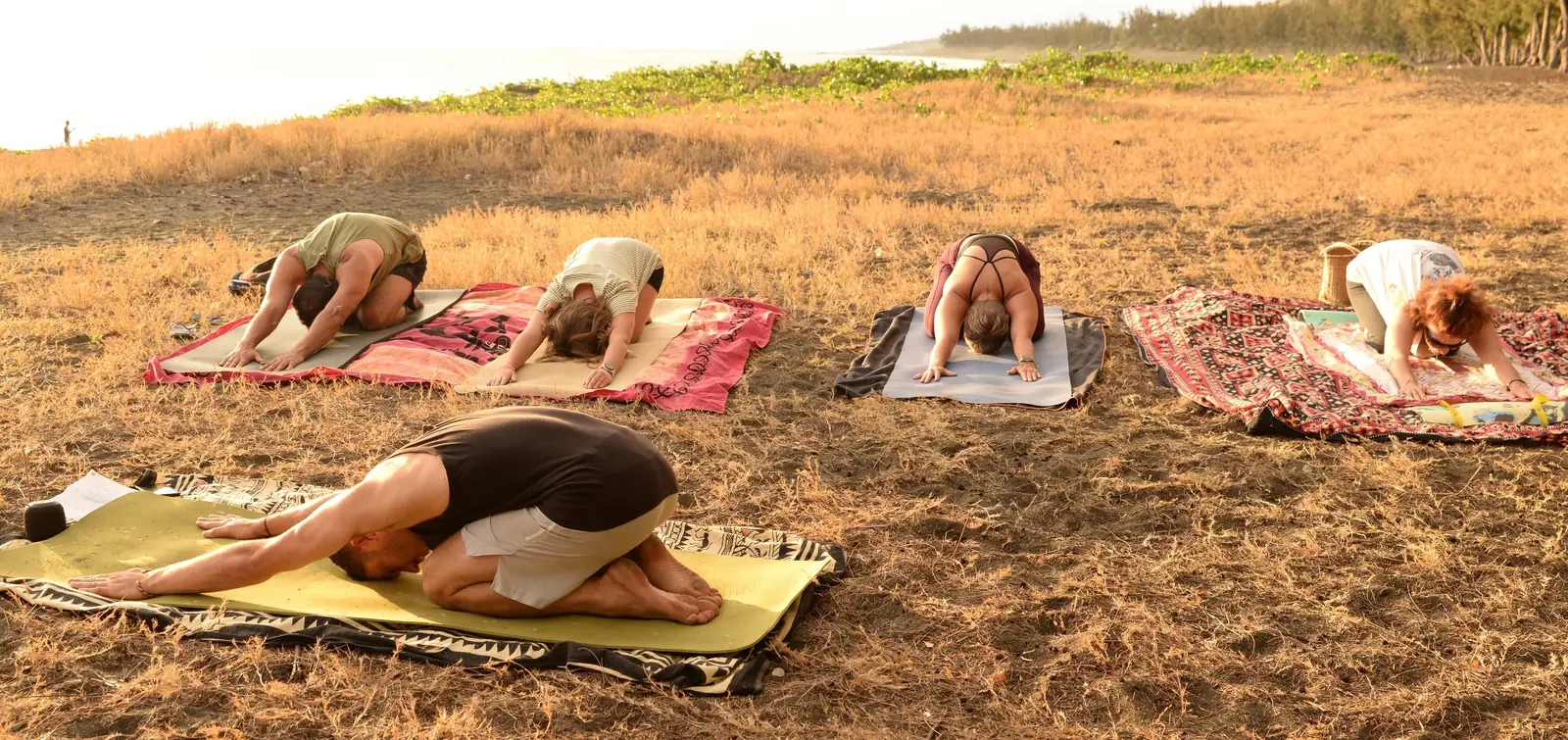 Posture de l'enfant au coucher du soleil pendant un cours de yoga