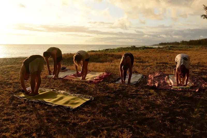 Salutation en groupe au coucher du soleil